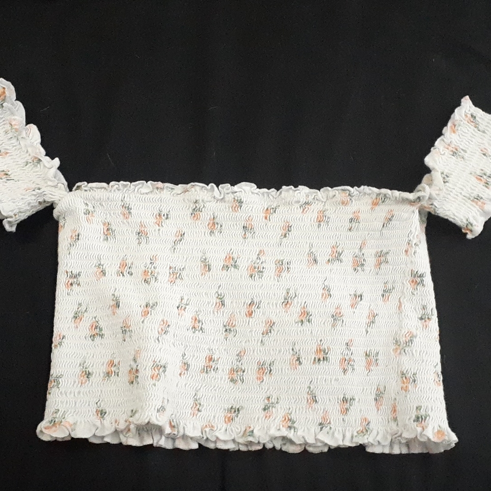 Off the shoulders crop top.